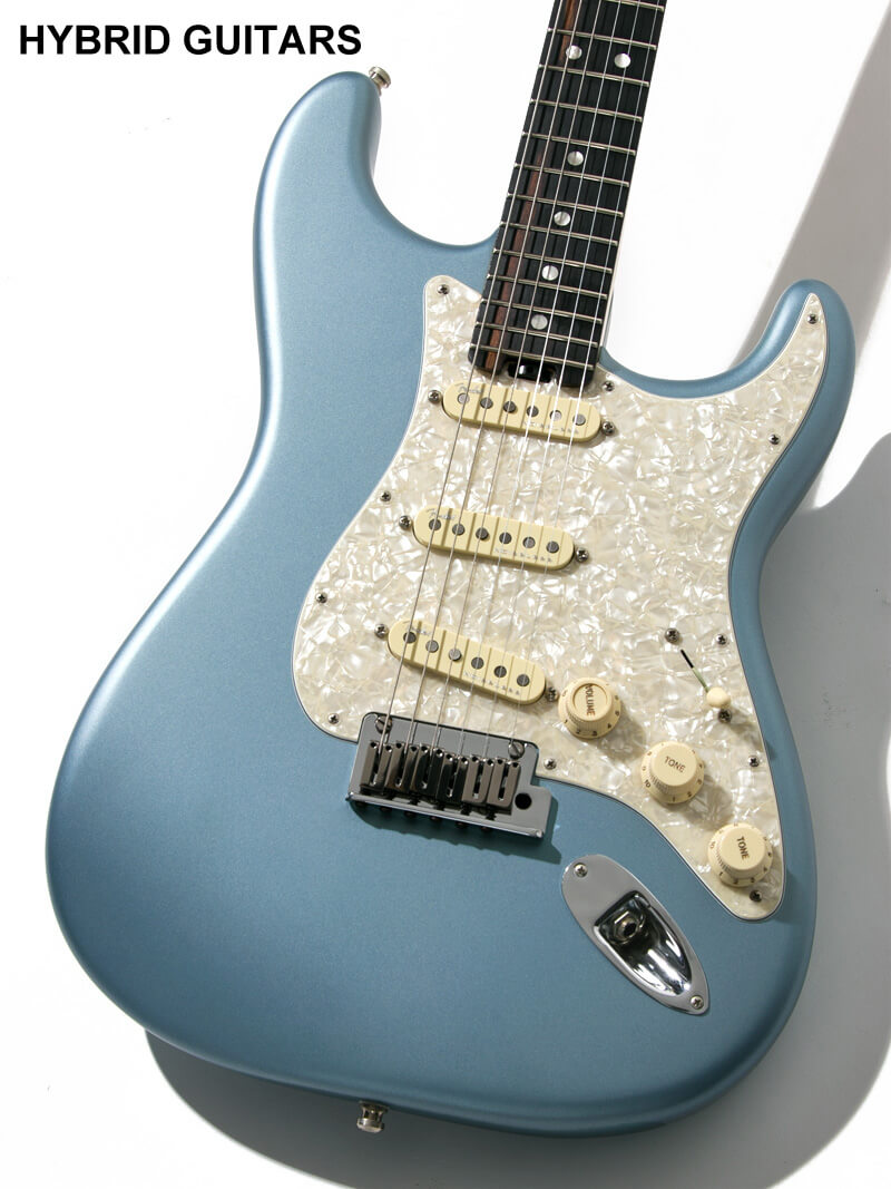 Fender American Elite Stratocaster Satin Ice Blue Metallic 3